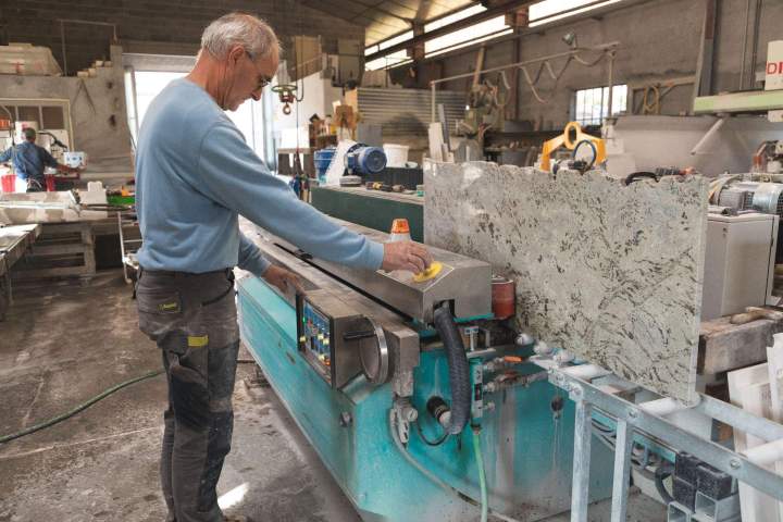 Nous sculptons la pierre avec précision pour des réalisations uniques.