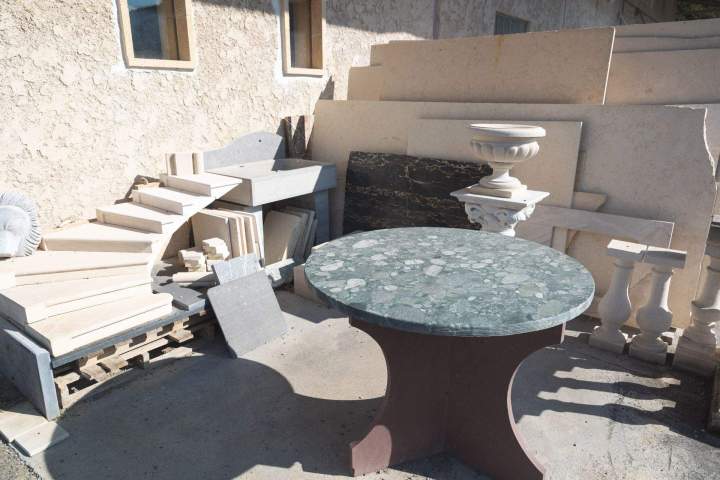 Nous créons des pièces uniques en marbre sur mesure, avec précision.